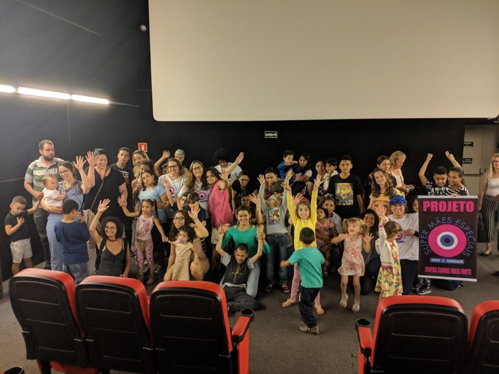 Com luzes levemente acesas e som mais baixo, sessão de cinema para autistas foi parceria entre o Petra Belas Artes, Super Mães Especiais e Rinaldi Digilio